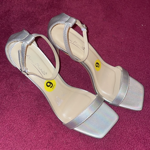 Silver heels (Ann Michelle) - Picture 5 of 7